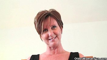 La nonna di classe Joy si fa sfiorare e si masturba con un dildo nel culo