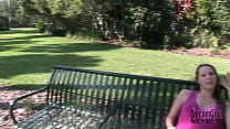 Zoe mostra peitos e buceta ao ar livre em Tampa