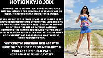 Hotkinkyjo se peaufinant le cul avec un énorme doigt de gode de mrhankey et un prolapsus sur le in du terrain