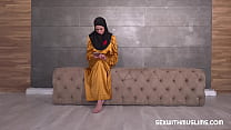 Nena caliente con hijab fue sorprendida viendo porno
