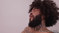Trío interracial de sexo anal gay entre hombres tatuados
