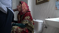 欲求不満のトルコ人イスラム教徒妻が公衆トイレで黒人移民と遭遇