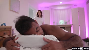 Tgirl Emma Rose offre al suo cliente il miglior massaggio anale di sempre