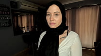 Garota sexy convertida em Hijab chupando pau e sendo fodida com creampie
