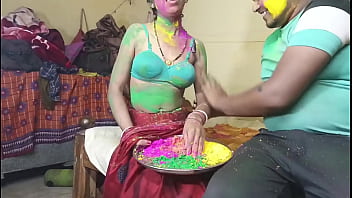 隣人の妻とインドの祭りホーリーを初めて祝う