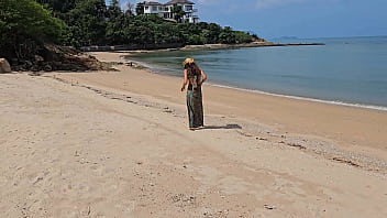 Robe longue SANS CULOTTE exhibant sur la plage publique