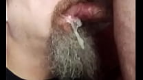 Schwules Sperma auf der Zunge