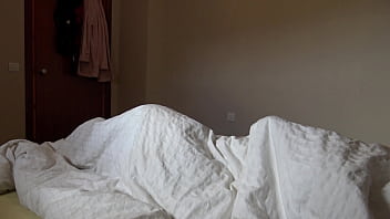 Una cameriera d'albergo musulmana si turba quando vede il suo grosso cazzo nero