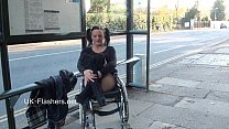 Exibicionismo ao ar livre de Paraprincess e gata em cadeira de rodas exibindo