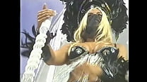 La hechicera Joana Prado con su coño afuera en el Carnaval 2000 Vai-Vai