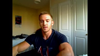 Adam Charlton exibe corpo musculoso e pequena embalagem em shorts de compressão - YouTube1