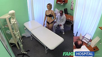 FakeHospital Nuevo doctor consigue cachonda MILF desnuda y mojada de deseo