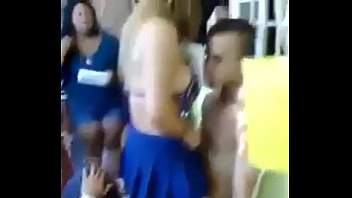Edecan jeune fille danse en se barbouillant le cul