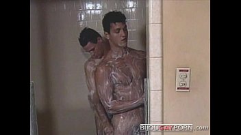 Foda-se no vestiário do Classic Gay Porn BELOW THE BELT (1985)