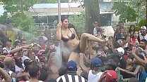 Les femmes se déshabillent dans le carnaval panaméen - 2014
