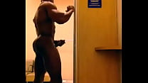XXL Hung Black Muscle Dude desnudo y masturbándose en la oficina