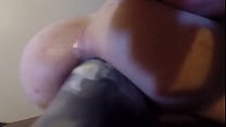 fidanzata inserendo enorme dildo anale