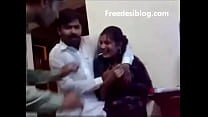 Pakistanische Desi Mädchen und Junge genießen im Hostelzimmer