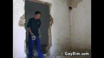 Adolescentes gays em um prédio abandonado