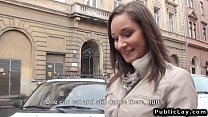 Sexy camarera checa folla por dinero en efectivo