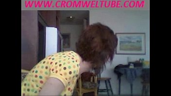 Stiefmutter erwischt Tochter beim Schwanzlutschen vor der Webcam - WWW.CROMWELTUBE.COM