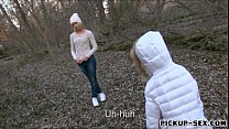 Блондинка Киара светит сиськами и трахается в лесу в любительском видео