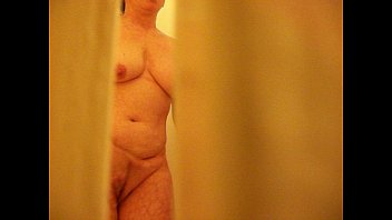 Mãe pega se masturbando no chuveiro na câmera escondida