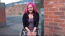Прикованная к инвалидному креслу Leah Caprice светится в великобритании и обнажена на улице