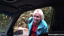 Puta vieja es clavada en el coche por un extraño