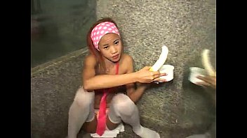 Мне, тайской девушке Tia 18, нравится сосать банан