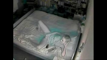 Ma mère se masturbe sur le lit avec une caméra cachée